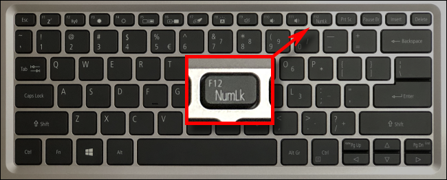 Anda bisa mengaktifkan NumLock dengan mengetikkan NumLk atau NMLk yang ada pada keyboard.