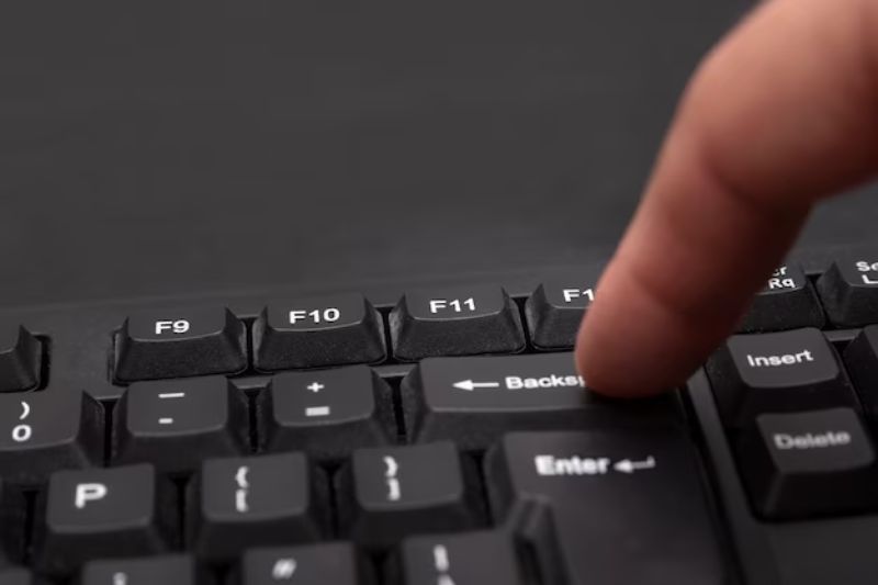 Kemudian, klik tombol “Delete” atau “Backspace” untuk menghapus tulisan yang ada di dalam tabel.